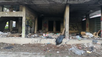 Отчайваща мръсотия в столични квартали: Изоставени сгради, боклуци, сметища