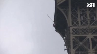 Мъж се покатери по Айфеловата кула, наложи се да евакуират района