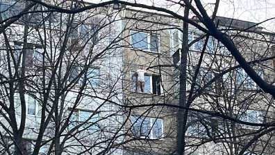 Мъж вдигна на крак МВР и пожарната, заплашва да скочи от блок в "Мусагеница"