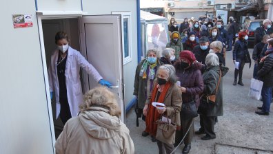 Извиха се опашки пред имунизационните центрове в София (СНИМКИ)