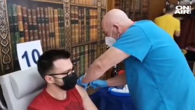 Проф. Мутафчийски с личен пример: Започна да ваксинира желаещи от опашките (ВИДЕО)