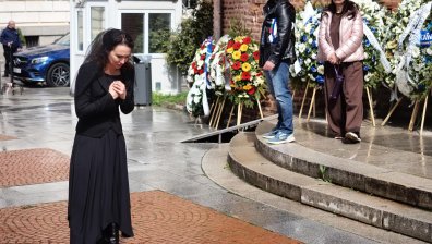 Мария Петрова и Ники Михайлов се поклониха пред дошлите да изпратят Боби Михайлов (СНИМКИ)