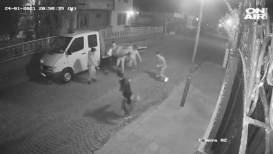 Ужасяващо: Младежи пребиха без причина мъж в Пловдив (ВИДЕО)