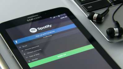 Spotify ядоса американски автори, след като скочи в аудиокнигите