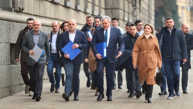 Коалицията ГЕРБ-СДС се регистрира за вота: Имаме амбицията да сме първи