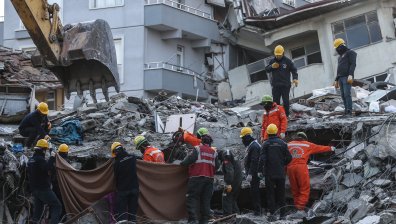 След 100 часа под развалините: В Турция спасиха майка с две деца