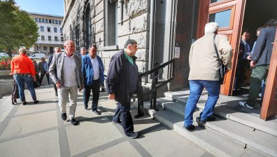 Протестиращи се срещат с депутати в НС