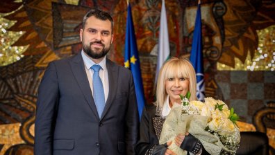 Лили Иванова получи "Златна лаврова клонка" от МВнР