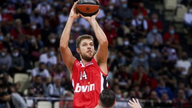 "Олимпиакос" и Александър Везенков стартираха със загуба в Евролигата