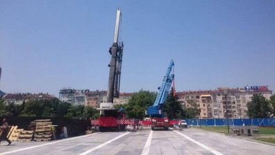 Изгорелият кран до НДК ще бъде преместен в сряда 