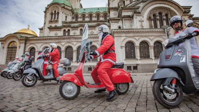 Предколедно каране на мотори с костюми на Дядо Коледа