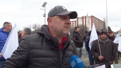 Лозари блокираха с жива верига пътя за Слънчев бряг, искат по-висови субсидии