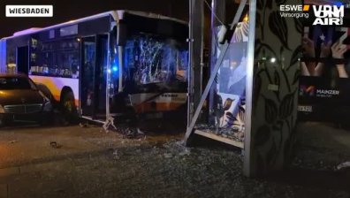 Автобус се вряза в колона от коли в Германия, има пострадали