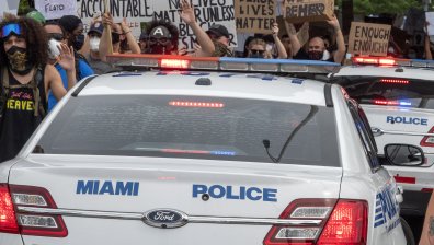 Човекът, който обучава американски полицаи да убиват без скрупули