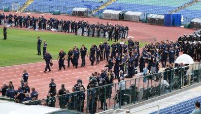 "Васил Левски" стана арена на полицейски тренировки срещу масови безредици (+СНИМКИ)