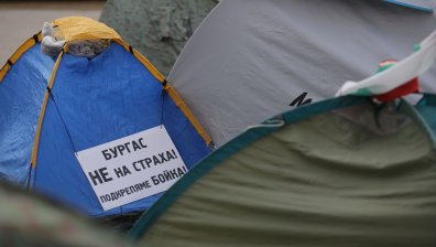 Специалистите по здравни грижи отново разпънаха палатки пред МС