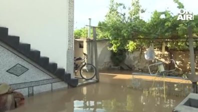 Положението в с. Трилистник продължава да е тежко, евакуирани са хора с лодки