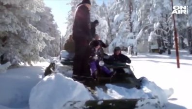 Спасиха блокираните семейства от преспите на Върховръх (+Видео)