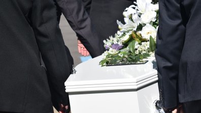 Мъж симулира смъртта си, за да види колко хора ще дойдат на погребението му