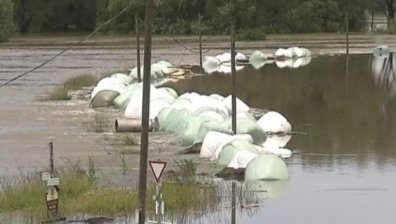 Европа остава под вода след обилните наводнения (видео)