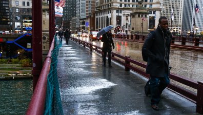 Торнада и гръмотевични бури връхлетяха Чикаго, отменени са полети