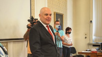 Гешев изненада всички, яви се за изслушване в парламента