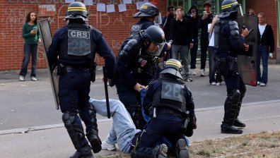 17-годишен българин ритал в главата полицай на протест във Франция