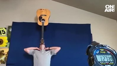 Американец счупи рекорд на Гинес за най-продължителен баланс на китара върху брадичката си