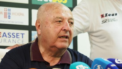 Ядосаният от загубата Венци Стефанов: Цирк! Съдията се подлагаше на ЦСКА