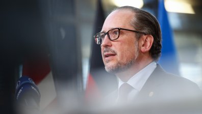 Пълен локдаун за неваксинираните в Австрия! Ще ходят само до магазина и аптеката