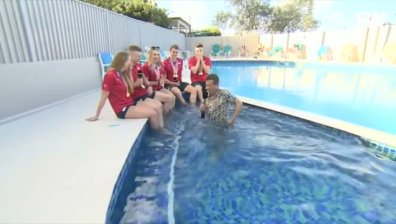 Репортер падна в басейн, за да интервюира отбор по плуване