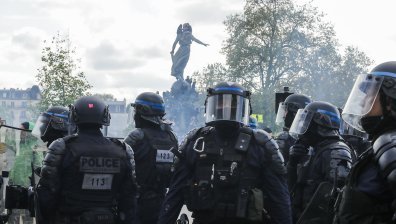 Френски полицай застреля 17-годишен шофьор, граждани подпалиха автомобили