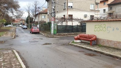 Стар диван "краси" "Подуяне", камионът за отпадъци го подминава