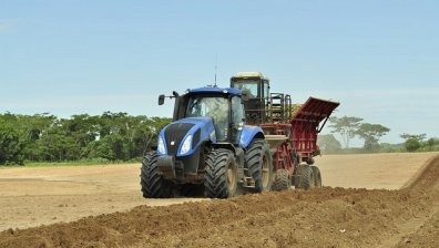Пожар избухна в село край Търговище, изгоря земеделска техника
