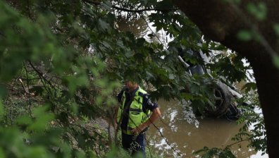 Кола падна в река Струма, откриха труп на млад мъж