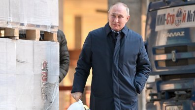 Путин с необичайна походка - крие оръжие под костюма си на всички срещи?
