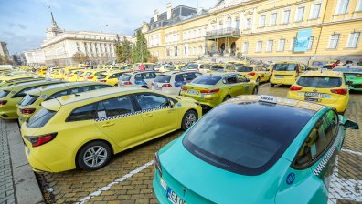 Таксиметрови шофьори блокират движението в София в петък