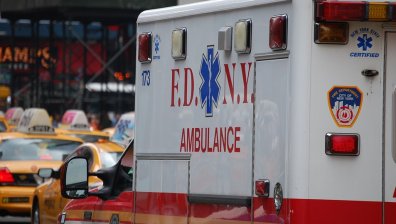 Най-малко 8 души пострадаха, след като рали състезател се вряза в зрителите