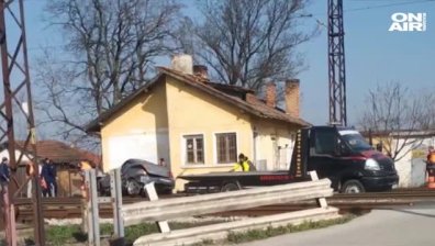 Влак блъсна автомобил на жп прелез, жена е в критично състояние