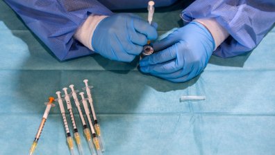 Проучване: Най-малко тежки странични ефекти има при AstraZeneca