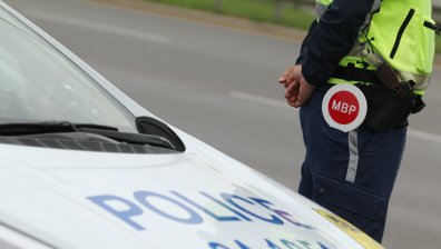 Автомобил излетя от моста на Владайската река