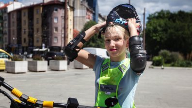 Емили Йорданова е момичето, летящото по магистрала с тротинетка