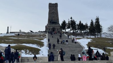 Стотици българи празнуват 3 март на Шипка (ВИДЕО)