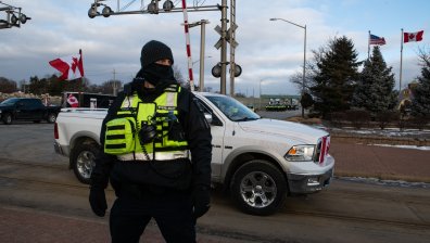 Край на "Конвоя на свободата"? Канадската полиция разчисти моста "Амбасадър"