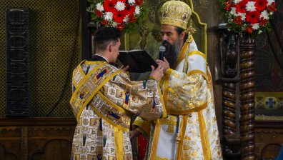 Без Благодатния огън, но с надежда в сърцата: Патриарх Даниил посрещна молещите се за мир