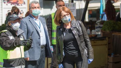 Фандъкова призова да не се струпваме пред църквите