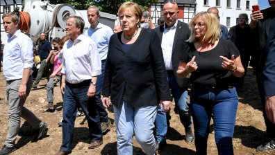 Меркел посети тежко засегнатите региони, все още издирват изчезнали при наводненията