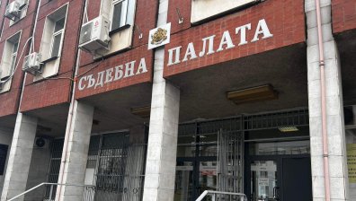 Близки на загинали в катастрофа на протест пред съда в Плевен