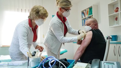 Само 6,4 на 100 германци с ваксина, нараства недоволството от бавното темпо