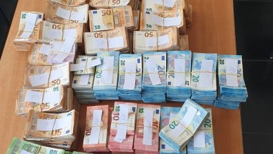 Митничари хванаха рекордна сума недекларирана валута на стойност над 1,6 млн. лв.